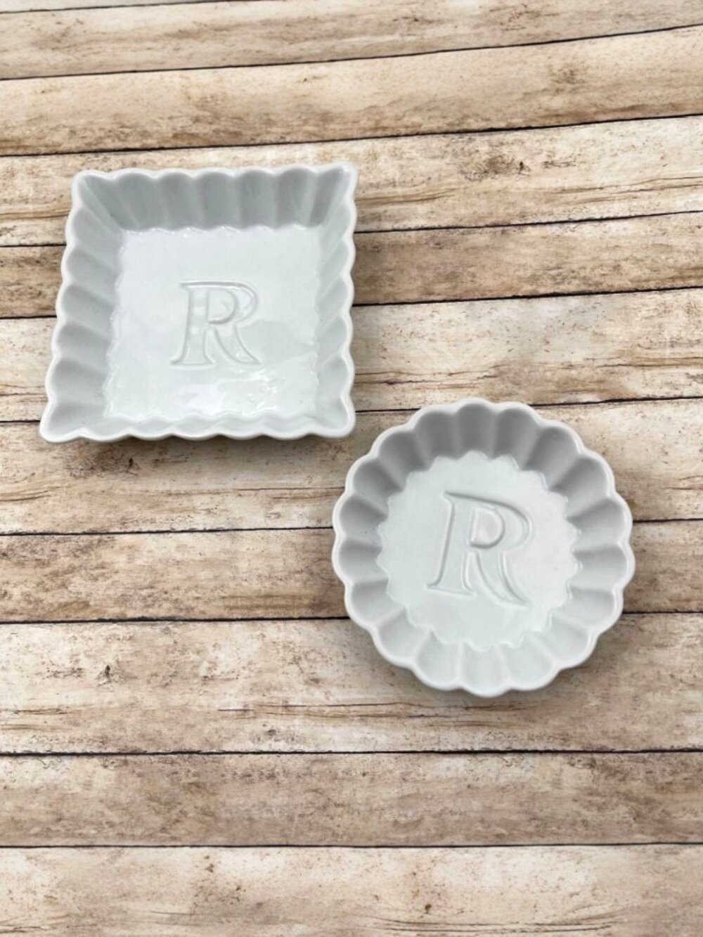 Rosanna Accents Trinket Tray Dish Set of 2 White Monogrammed "R" Scalloped Edge